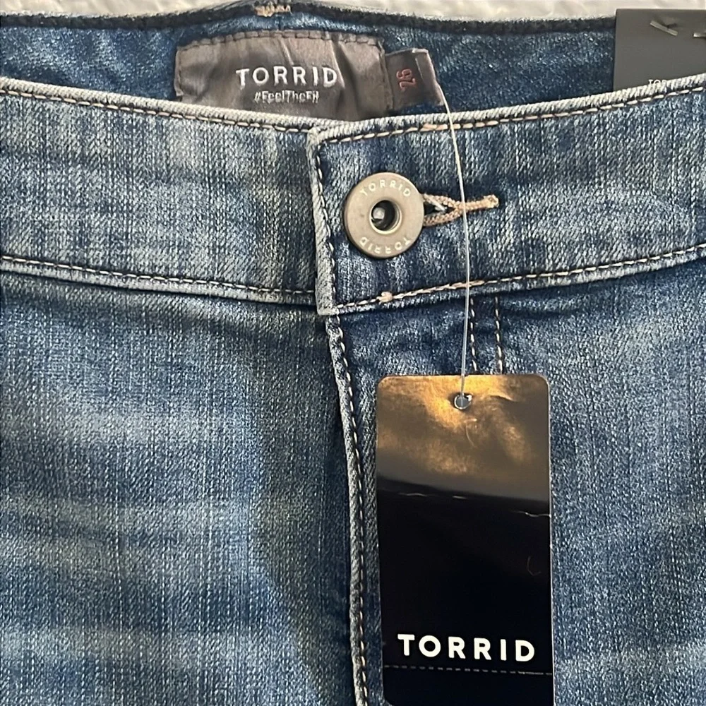Torrid 5 INCH VINTAGE STRETCH MID-RISE SHORT SIZE 26